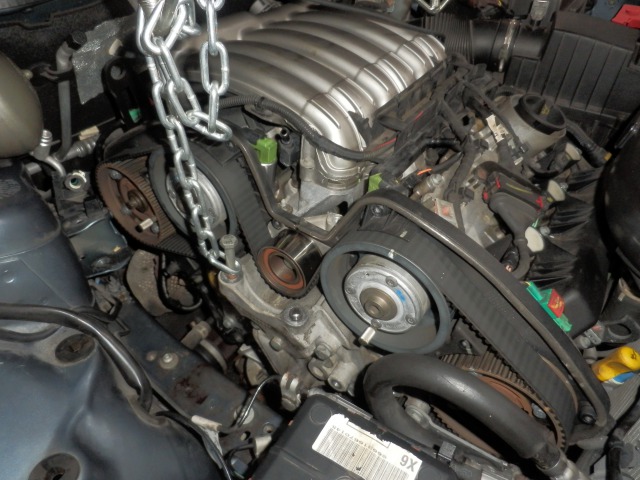 フランス車Ｖ6エンジンのタイミングベルト交換、3台連続、変えておけばかなりの距離を走れる - AUTOCAR JAPAN