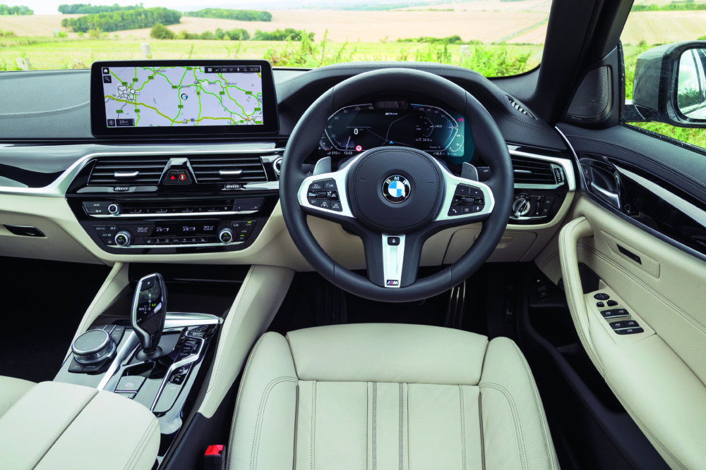 はじめて乗り込んでも、重要な操作系はすぐに把握できるのがBMWの室内レイアウトの美点。タッチパネル依存度が低く、実体スイッチが十分に備わっていることも、操作性を高める要素となっている。