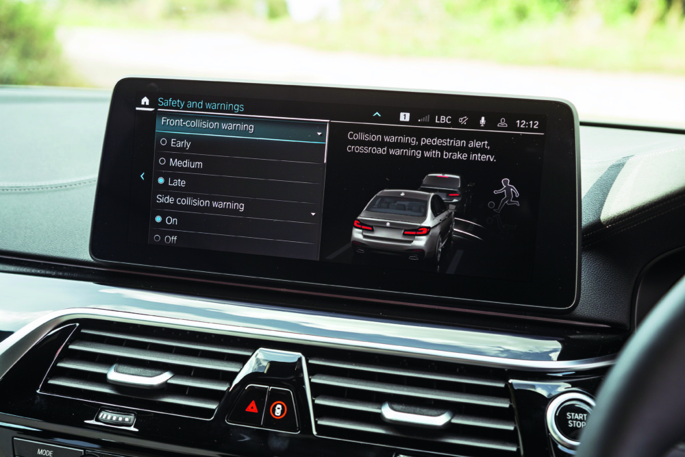 BMWのインフォテインメントシステムはあいかわらず優秀だ。ジェスチャー操作機能はオプションだが、実体スイッチが少なくないのでさほど追加する必要性を感じない。