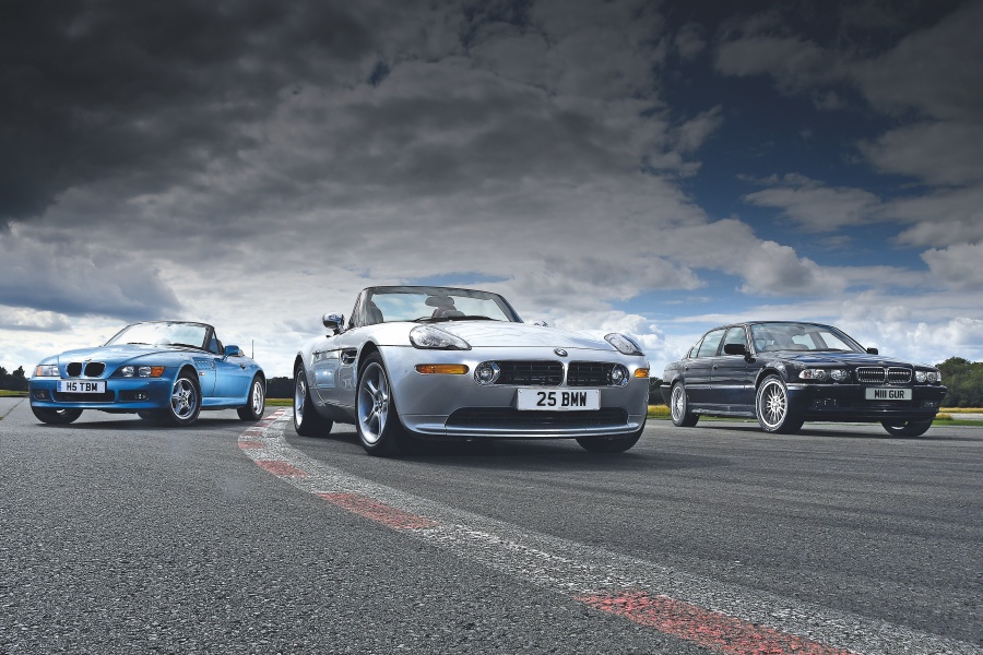 アトランタブルーのBMW Z3とブラックのBMW 750iL、シルバーのBMW Z8