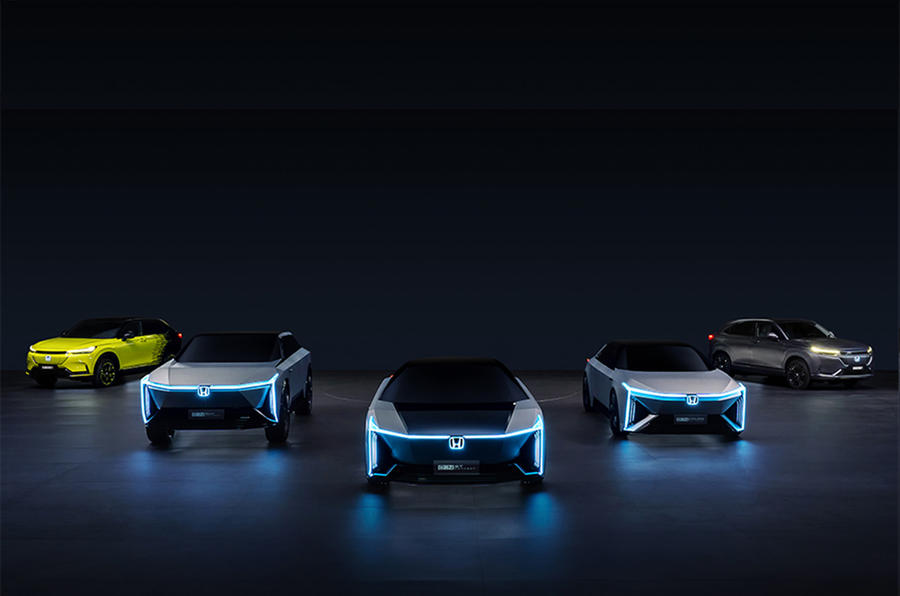 ホンダが公開したコンセプト3台(中央)と新型SUV2台(左右)