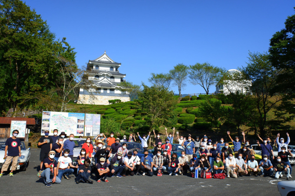 藤橋城をバックに参加者全員で記念撮影。笑顔がイタジョブの楽しさを物語る。