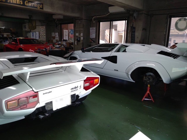ランボルギーニ・カウンタック なんと白が2台揃い踏み - AUTOCAR JAPAN