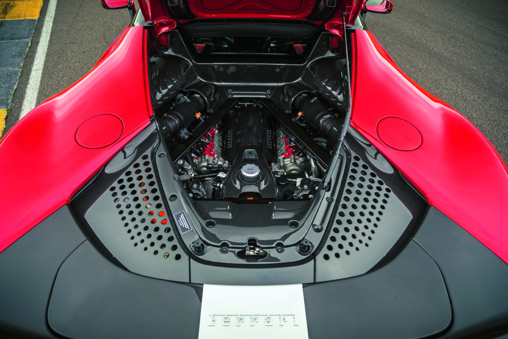 F154系V8はボアアップで3.9Lから4.0Lへ拡大。搭載位置をより低くするなど、多岐にわたる改良を施し、最高出力は781psに達している。