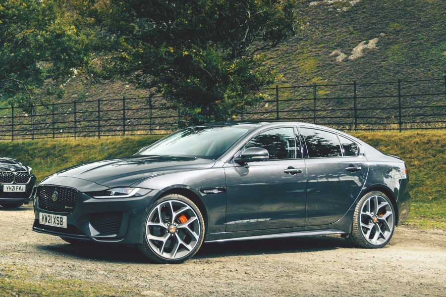 ジャガーXE P300 Rダイナミック HSE(英国仕様)