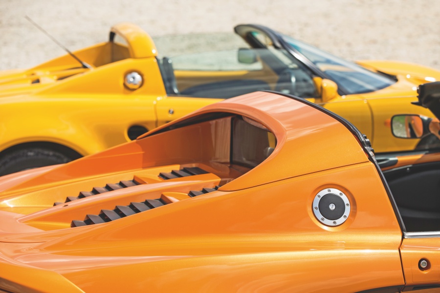 イエローのロータス・エリーゼ・シリーズ1と、オレンジのエリーゼ・シリーズ2 SC
