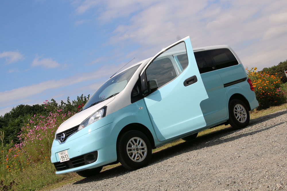 オーテックが製造を手がける日産NV200バネット・マルチベッド。ベースはワゴン/5人乗り（16X-2R）で、全長4400×全幅1695×全高1850mmというサイズの5ナンバー登録車だ。