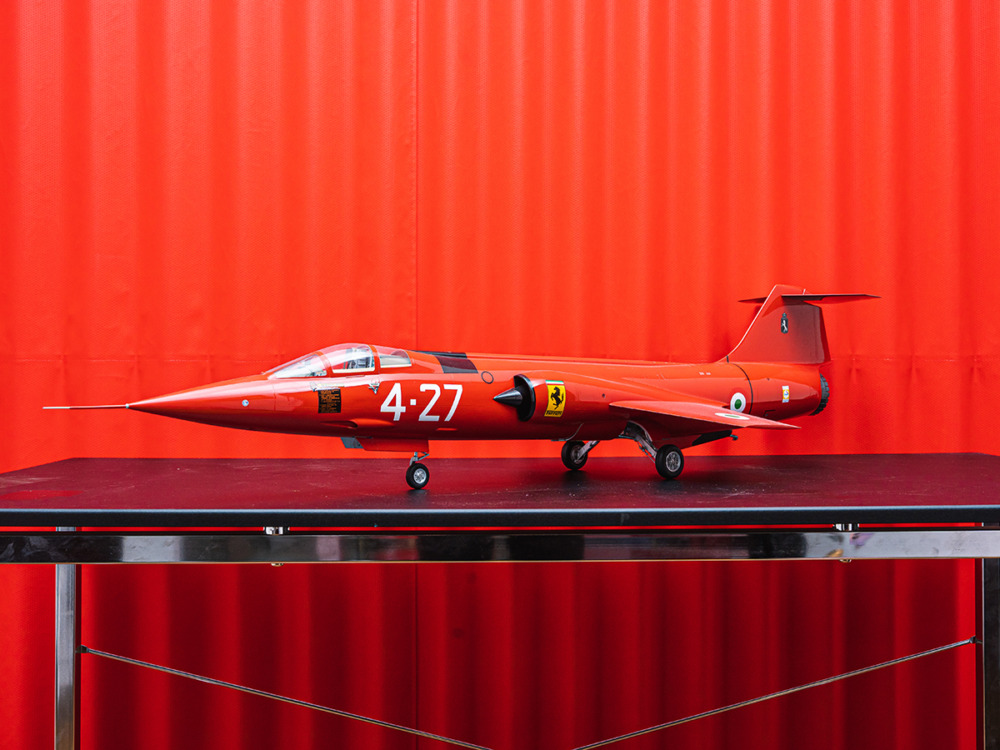 F-104Gスターファイター・フェラーリ仕様ソリッドモデル（Lサイズ）　落札額：33.11万円