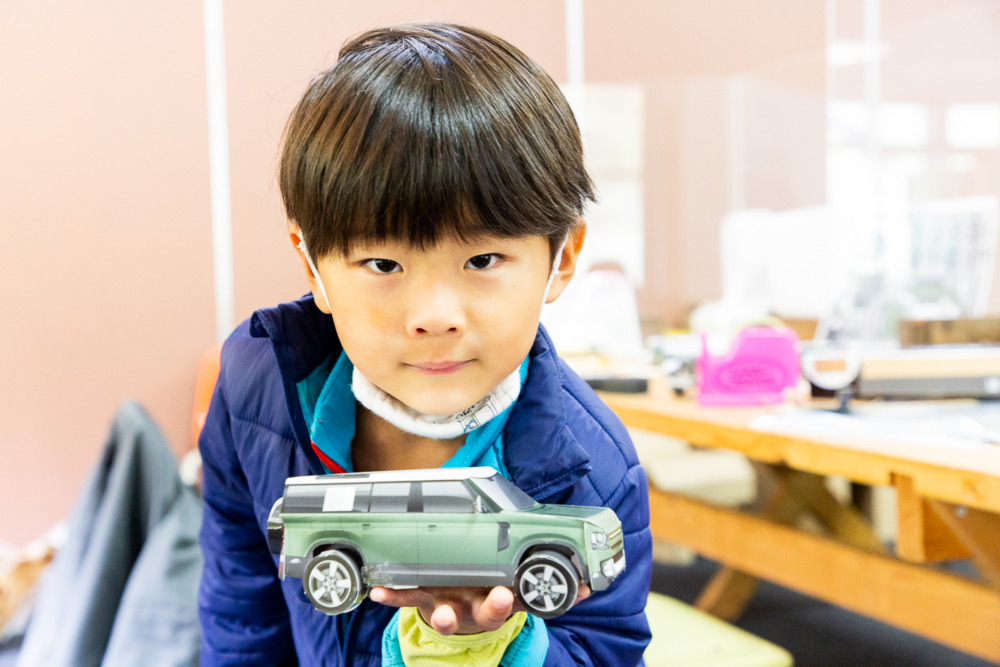 親子でペーパークラフトを楽しむ姿も。