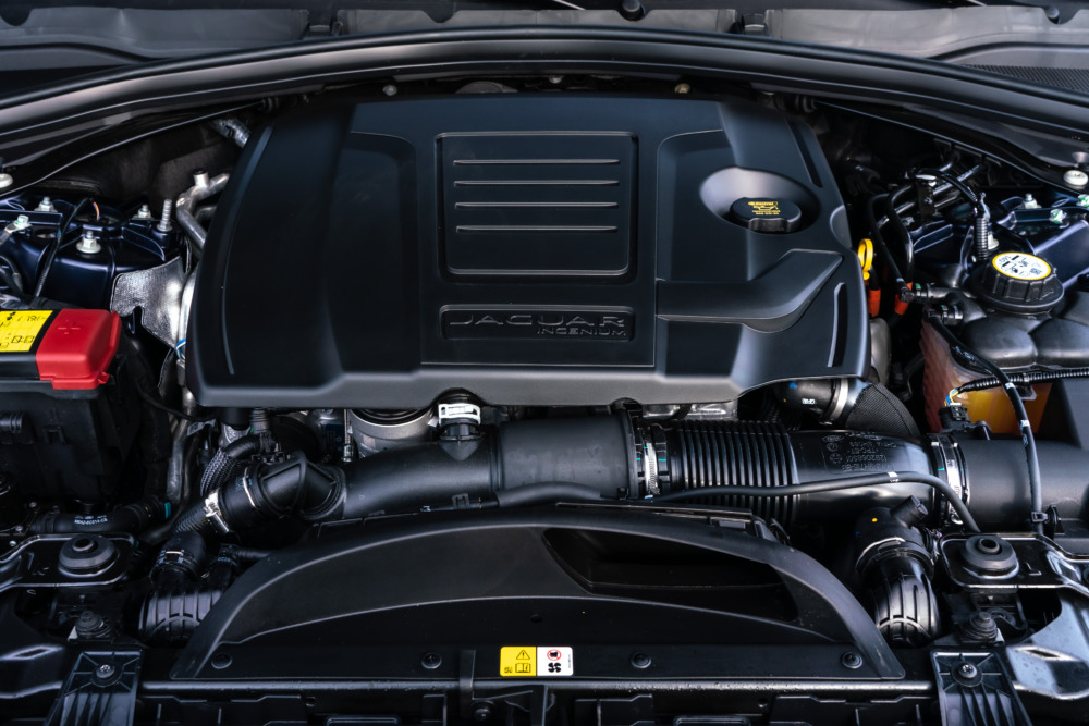 P400eのハイブリッドシステムは、P300仕様の2.0L直4ターボがベース。ギアボックス内には143psの電気モーター、荷室フロア下には17.1kWhの駆動用バッテリーが設置される。