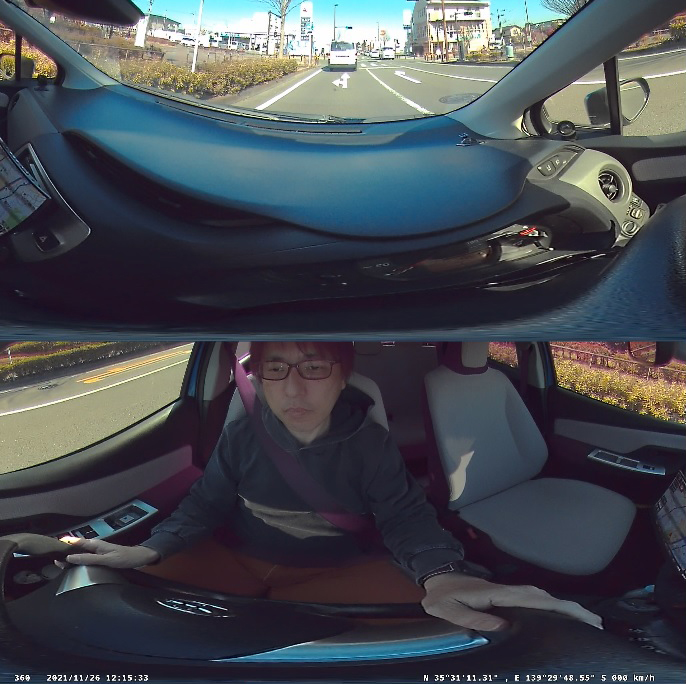 日中に収録された360°カメラの1シーン。車両前方と室内の2つに映像を分けて表示。側方も良く見える。前後のカメラや夜間に撮影された画像も確認してほしい。