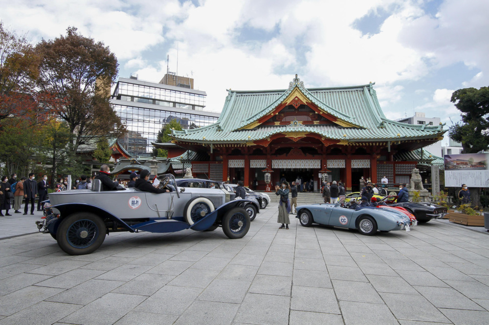 最初のチェックポイントの神田明神では、境内に参加車を並べ交通安全が祈願された。左手前は1928年ロールス・ロイス・ファントムI