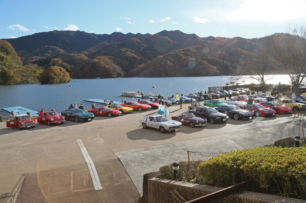 相模湖公園はレストポイントされた。出発前に参加者全員揃って記念写真を撮影。