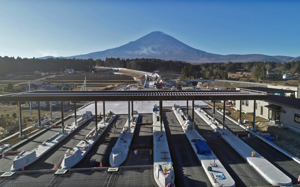 新御殿場IC出口（建設中の写真）は、料金所の先に富士山が位置するロケーション。