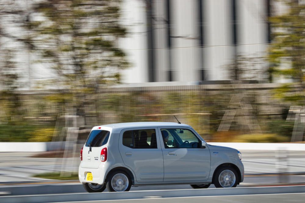 従来型は、テールランプがバンパー部に配置されていて「商用車っぽい」という声があったという。新型は位置を変更し、丸みのあるデザインに。ホイールは全車14インチになった。