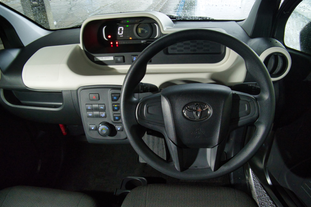 トヨタC+Podの車内。パーキングボタン「P」はない。シートの前後調節、ハンドルのチルト&テレスコピックに対応したので、様々な体格に適応。荷室の写真もとることができた。