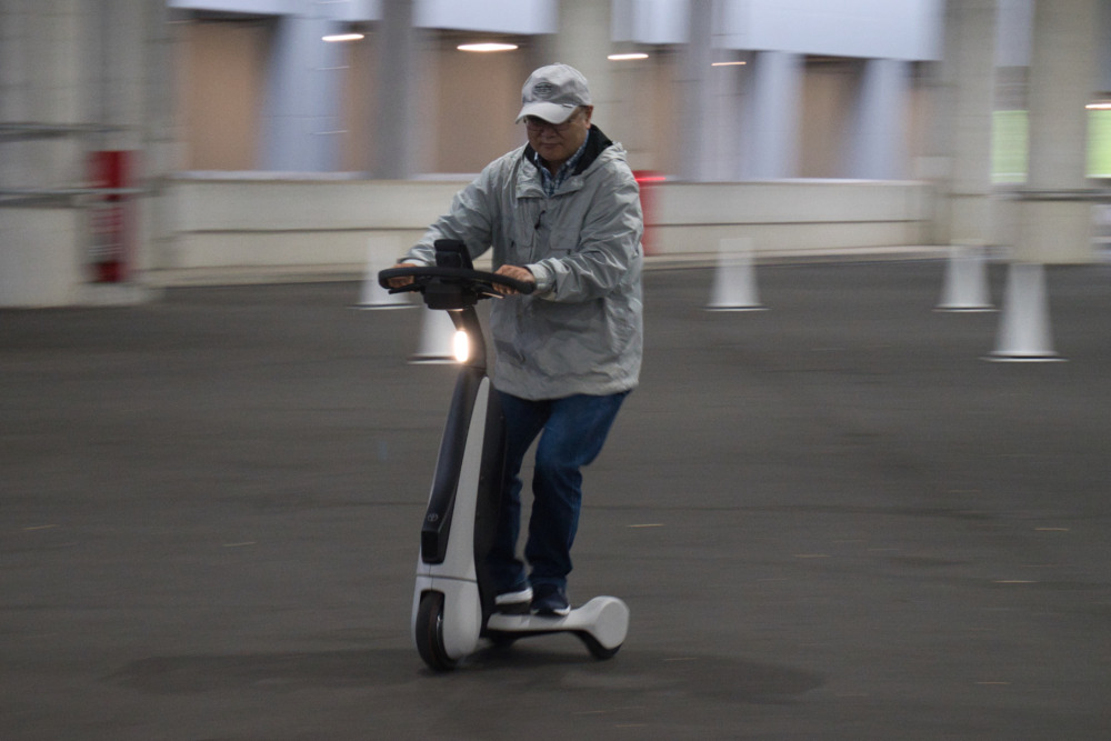 “熟練者モード”では最高速度10km/hが可能に。同モードで旋回する際は、イン側に身体をやや傾けるのがポイントと開発陣がアドバイスしてくれた。