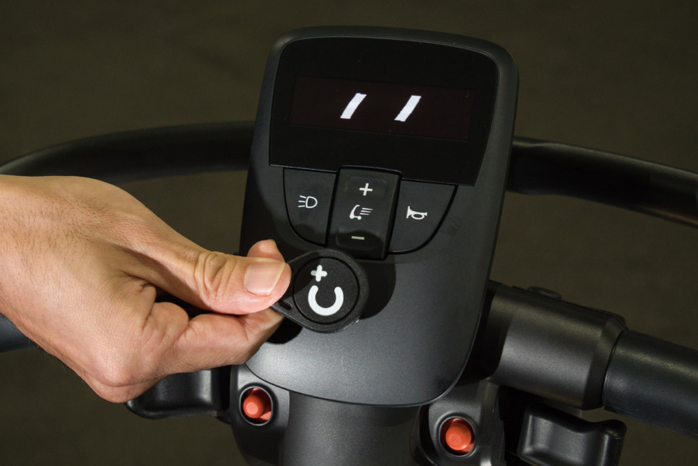橙のボタンが後退。ハンドルを握ったときに親指がかかる位置のレバーが加速。ブレーキは自転車と同じ位置のレバー。C＋walk Tにはマスターキーとサブキー（写真）が付属。キー毎に、最高速を設定できるので、利用者の習熟度に応じた制限を設けることが可能。