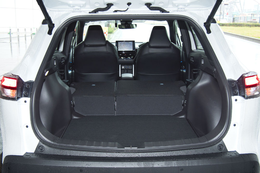 後席を倒せば、荷室の奥行きは1885mmまで広がるが、シート部との境に大きな段差が。フラットなスペースで車中泊するための「ラゲッジアクティブボックス」が純正品で用意されている。