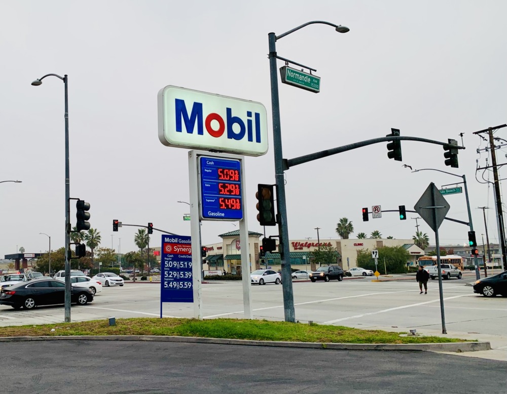 米のガソリンスタンド。カリフォルニアのガソリン価格は全米一高額という。