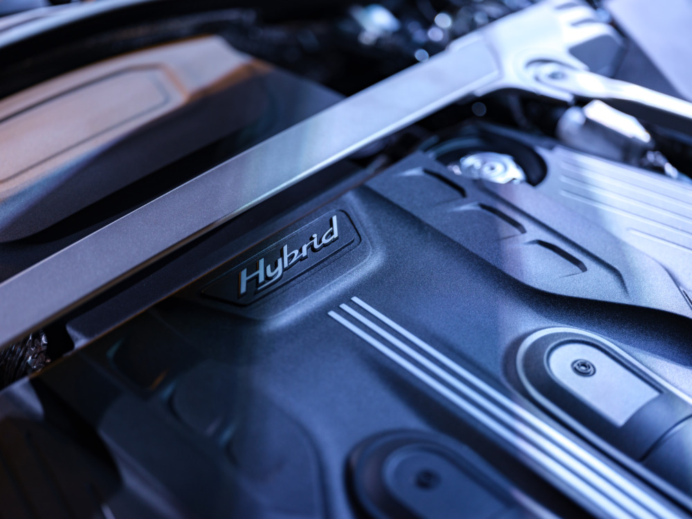 W12 6.0Lターボエンジン/V8 4.0Lターボエンジンに加え、フライングスパー・ハイブリッドの登場でV6 2.9Lターボエンジンが取り揃えられた。