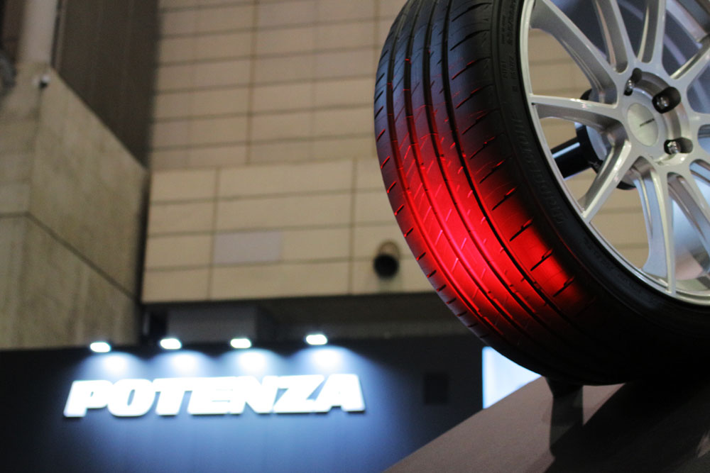 ブリヂストン・ブースでは、ポテンザとアレンザという市販タイヤの二枚看板に加え、新型Zのマシンを見ることができる。