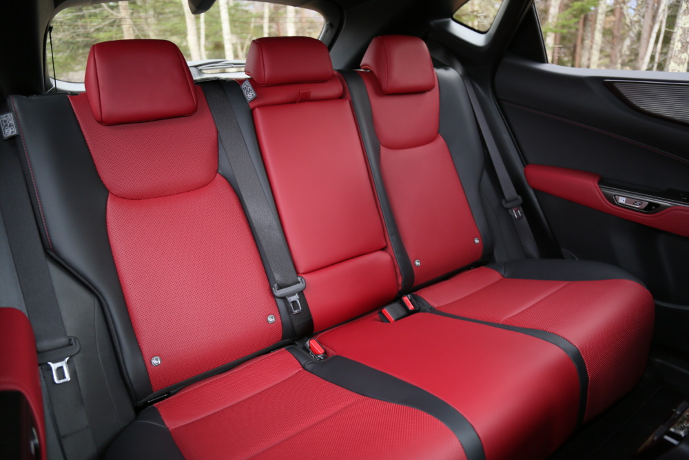 レクサスNX350 Fスポーツの後席内装（内装色：Fスポーツ専用フレアレッド）