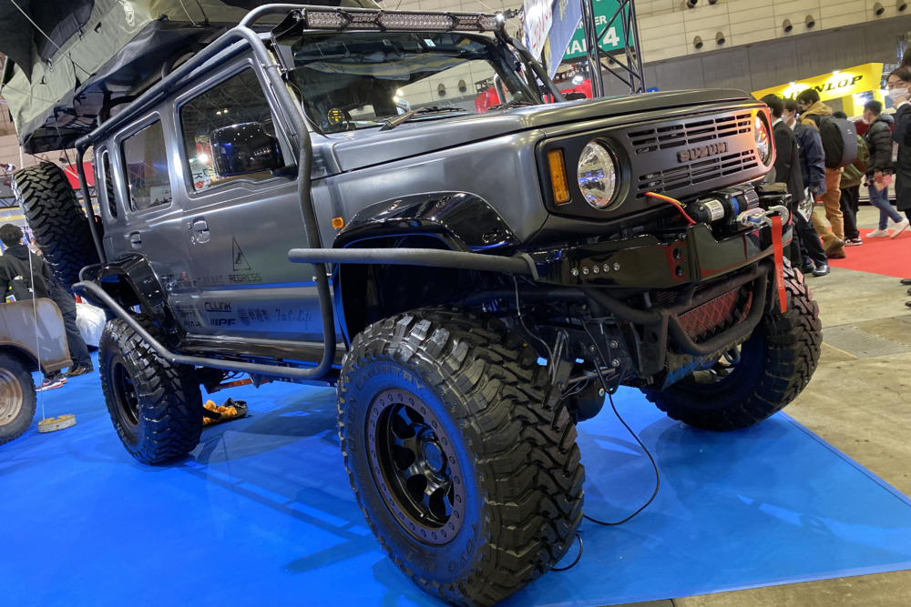 NATS(日本自動車大学校)が東京オートサロン2022で展示した作品のうち1台。5ドアのスズキ・ジムニー。