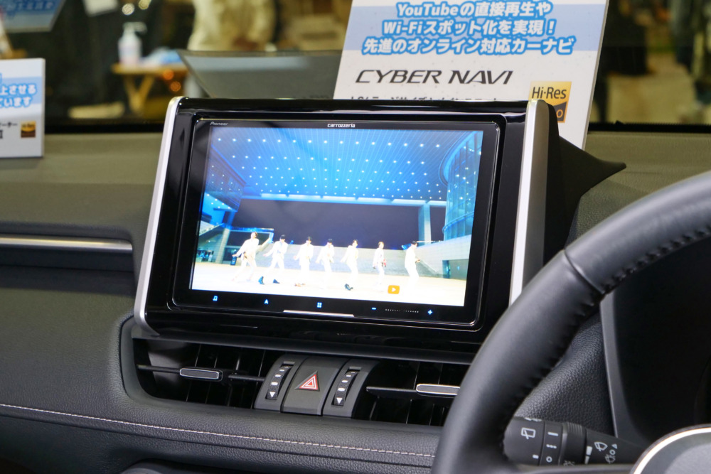 人気のRAV4をベースとしたデモカー。カロッツェリアの最上級カーナビ「サイバーナビAVIC-CQ912-DC」を装着。9型大画面だ。