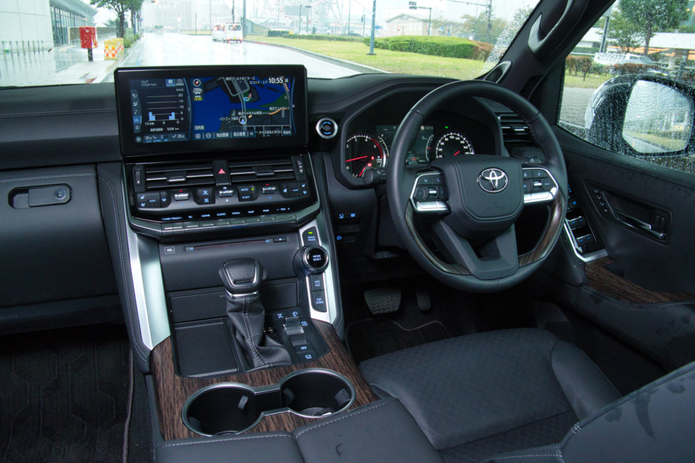 300系となる新型トヨタ・ランドクルーザーZXの前席内装（内装色：ブラック）