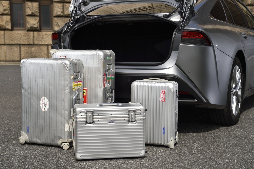 一番大きいスーツケース（790×530×280mm）、ひとまわり小さいスーツケース（710×425×260mm）を中心に、荷室の使い勝手を調査。……どうも、いつものようには入らないようだ。