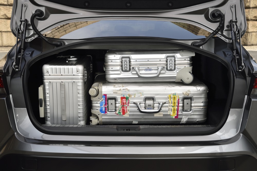 Mサイズのスーツケースを寝かせて入れると、横にパイロットケース（540×400×265mm）が楽に積め、上にボードケースがギリギリ入る。