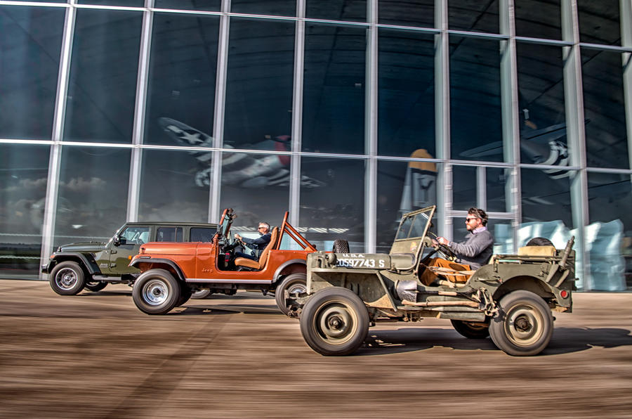 カーキのウイリスMBとオレンジのAMCジープ CJ-7、ダークグリーンのジープ・ラングラー・アンリミテッド