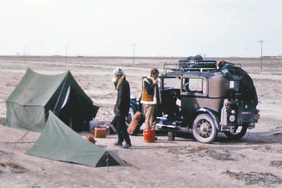 オーストラリアから英国を目指した、フォード・モデルAでの旅の様子：道端でのキャンプ