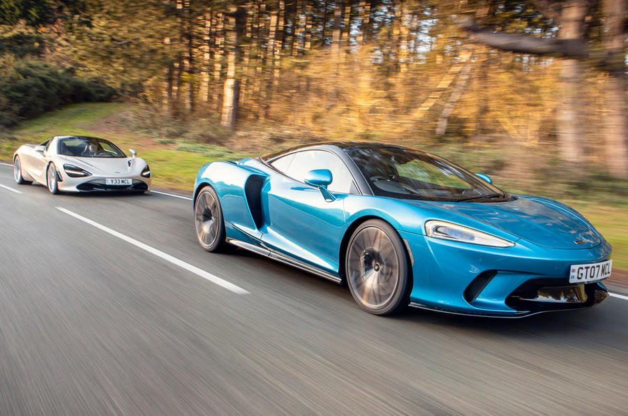ブルーのマクラーレンGT ルクスとシルバーのマクラーレン720 S