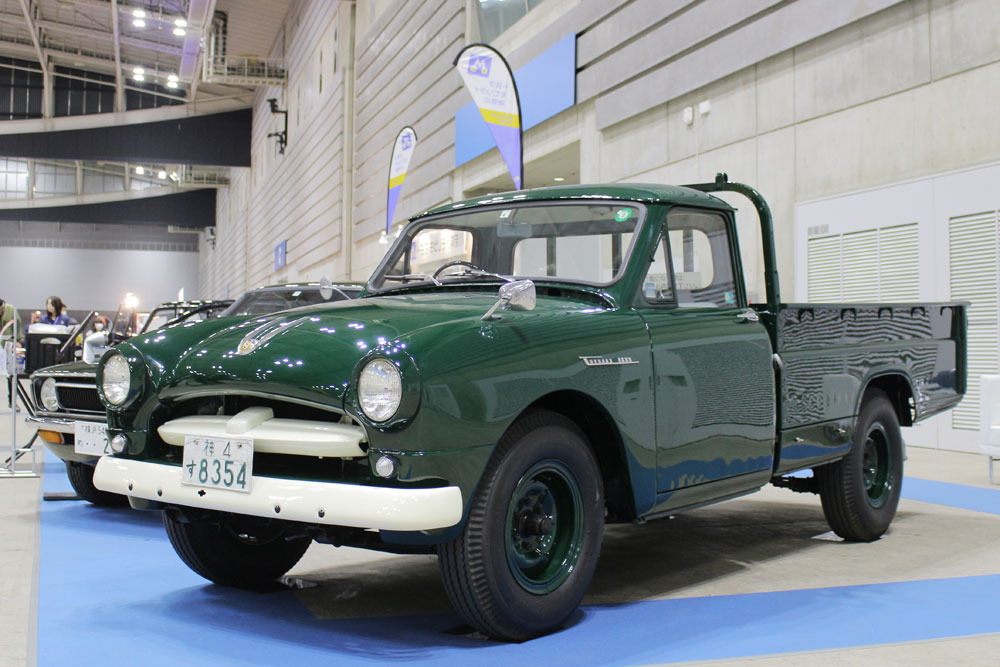 1959年登録のトヨタ・スタウト（RK35）。トラックにしてはデザイン性を感じる顔立ち。