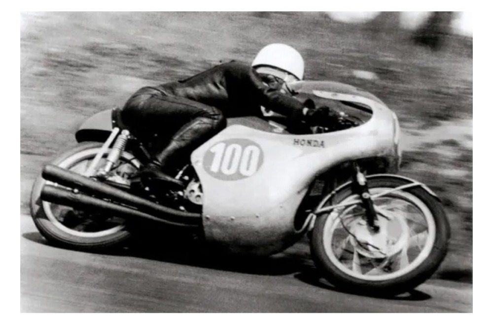 高橋氏は、1960年にホンダへワークスライダーとして加入し、同年に二輪世界グランプリでデビュー、翌年の西ドイツグランプリで初優勝を遂げた