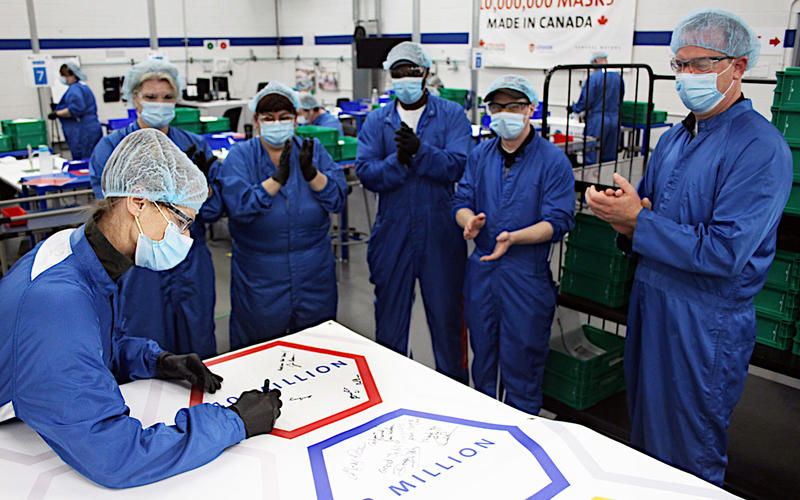 GMカナダのマスク生産が1000万枚に到達したときの写真
