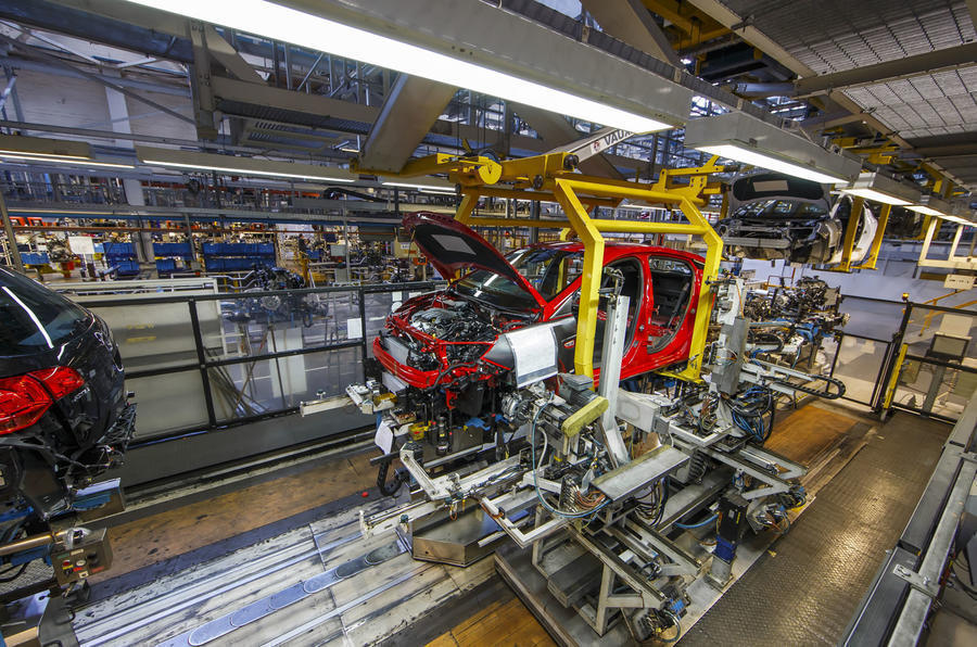 エルズミア港にあるヴォグゾールの工場。これまでエンジン車のアストラを製造してきたが、電動商用バンの製造のため大規模改装が行われる。