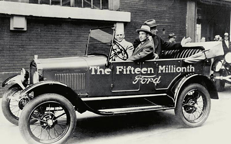 エドセル・フォード（1893～1943年、運転席）