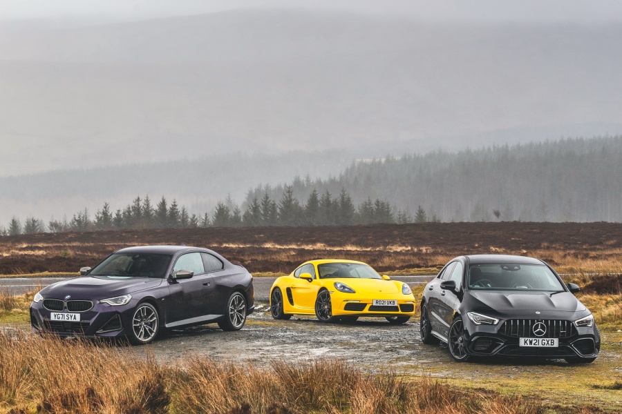 パープルのBMW 240i xドライブ・クーペとイエローのポルシェ718ケイマン PDK、ブラックのメルセデスAMG CLA 45S 4マティック+ クーペ