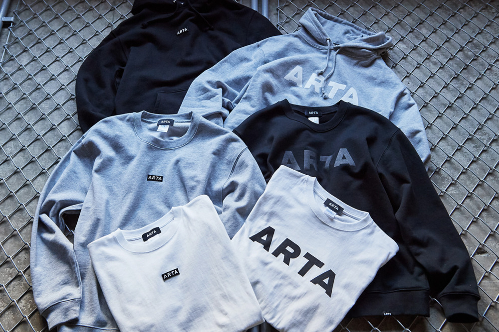 「ARTA」ロゴを使用したTシャツ、スウェット、フーディが発売