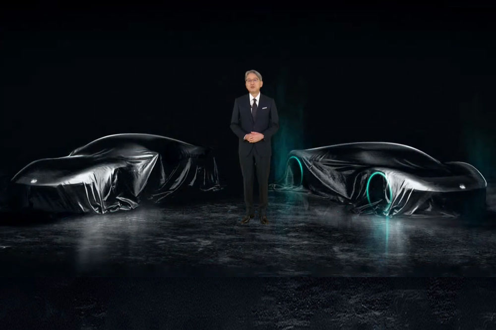 「Honda四輪電動ビジネス説明会」と題された報道発表に登壇する三部社長と、スポーツモデルの予告画像（YouTubeより）