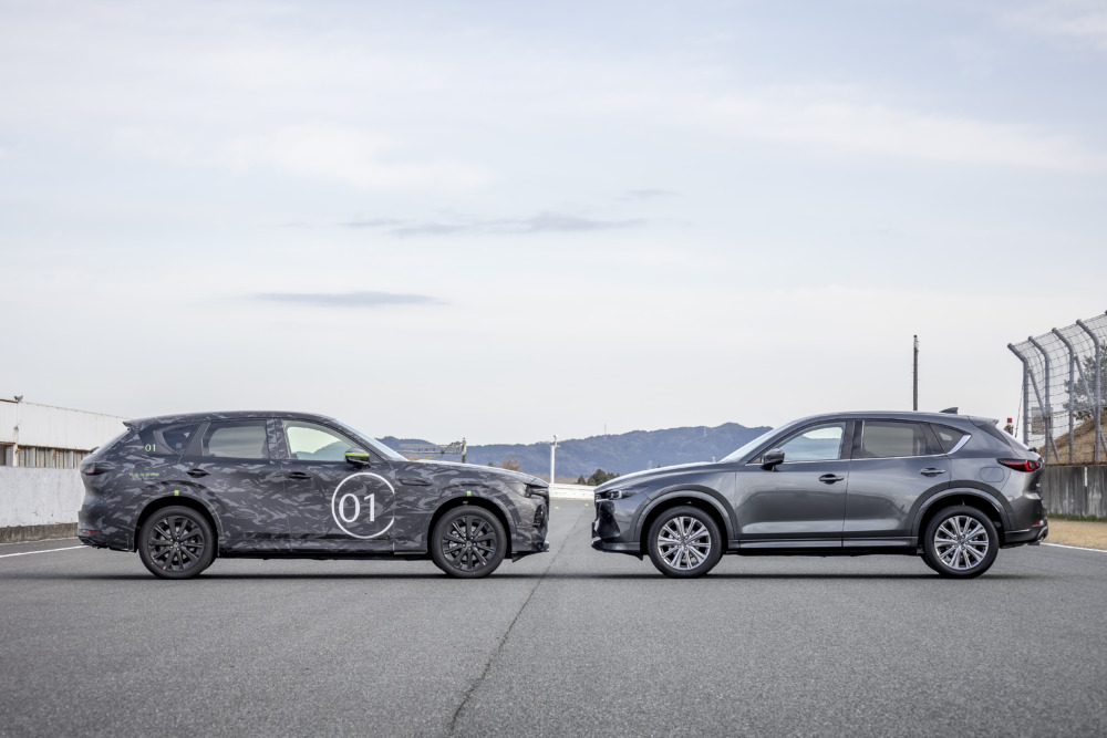 マツダCX-60欧州仕様プロトタイプ(左)とCX-5(右)