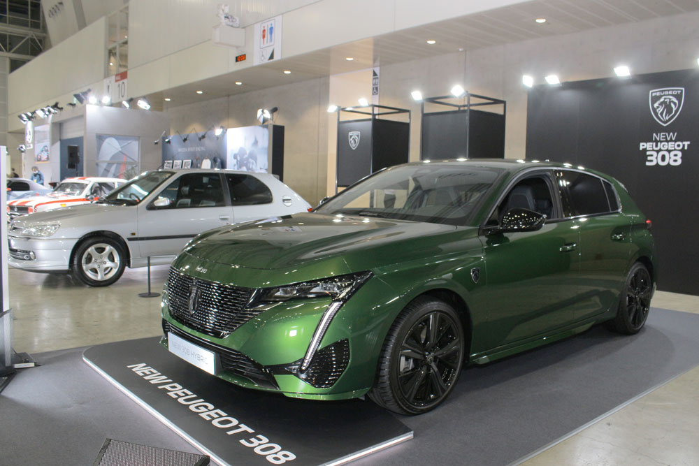 先日の新型308日本発表会には現れなかった「308ハイブリッド(PHEV:欧州仕様)」が登場。奥は2000年式の306 S16。