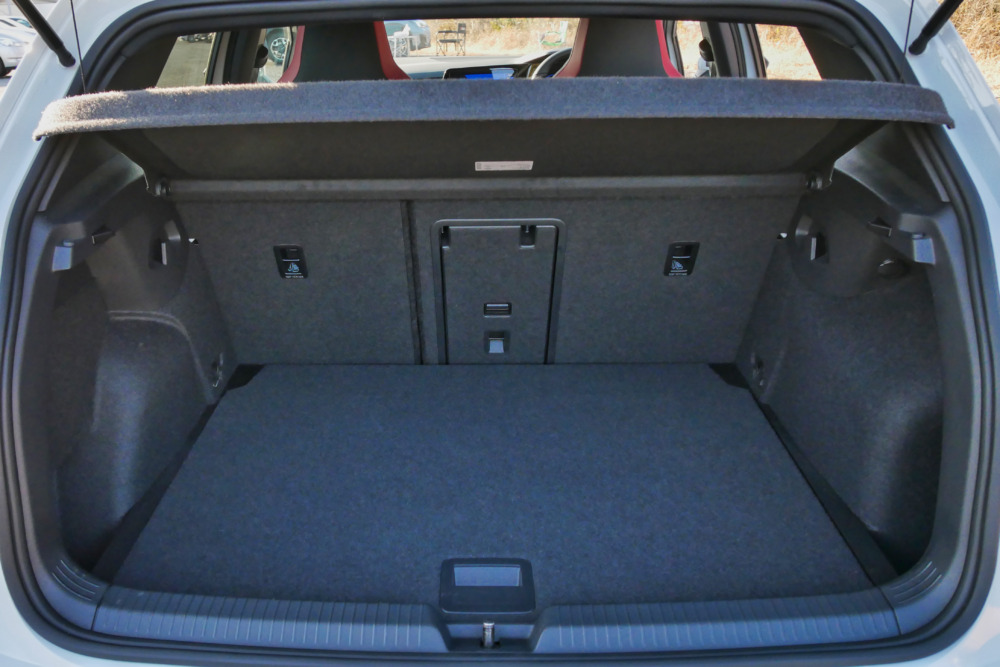 実用的な広さの荷室。一通りのADASに加えて、試乗車は「駐車支援システム」「ヘッドアップディスプレイ」などを装備する「テクノロジー」パッケージも採用。