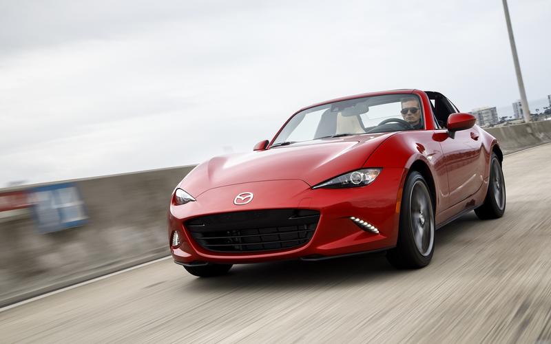 英語圏では、いわゆる幌付きのオープンカーを「ロードスター(Roadster)」と呼ぶことが多い。