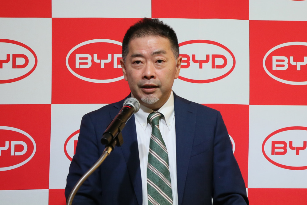 ビーワイディージャパン株式会社　取締役副社長　花田晋作氏が車両の説明を行った。