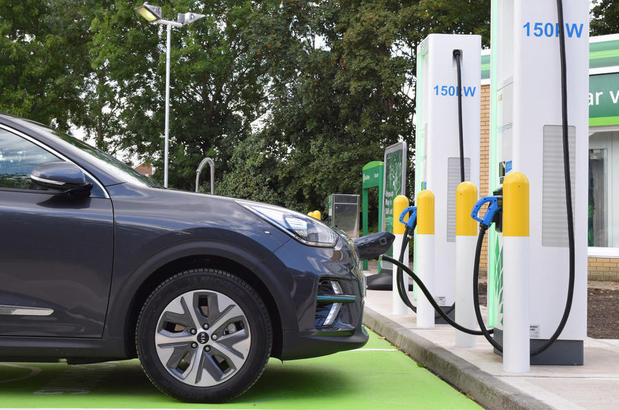 EVはエネルギー効率に優れるが、購入時の車両価格や充電網がネックとなっている。