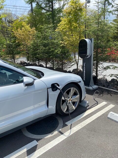 今年の春、オープンしたホテルインディゴ軽井沢での充電の様子。